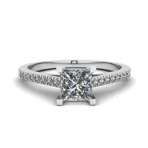 Anillo de compromiso con pavé festoneado de talla princesa