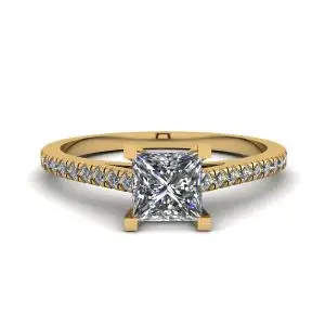 Anillo de compromiso con pavé festoneado de talla princesa en oro amarillo