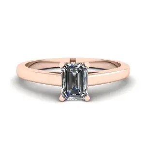 Anillo solitario clásico con diamante de talla esmeralda en oro rosa