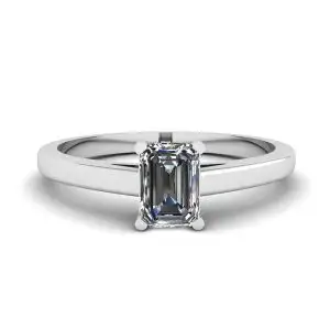 Anillo solitario clásico de diamante de talla esmeralda
