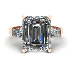 Anillo de compromiso de tres piedras con esmeralda y diamantes de talla baguette en oro rosado
