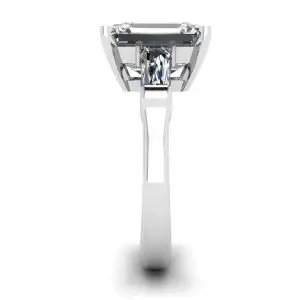Anillo de compromiso de tres piedras con esmeralda y diamantes de talla baguette - Photo 2