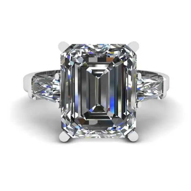 Anillo de compromiso de tres piedras con esmeralda y diamantes de talla baguette