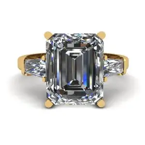 Anillo de Compromiso de Tres Piedras con Esmeralda y Diamantes Baguette en Oro Amarillo