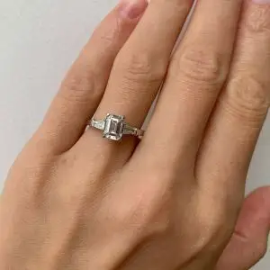 Anillo de compromiso de tres piedras con esmeralda y diamantes de talla baguette - Photo 4