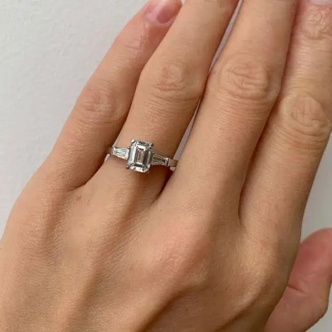Anillo de compromiso de tres piedras con esmeralda y diamantes de talla baguette - Photo 4