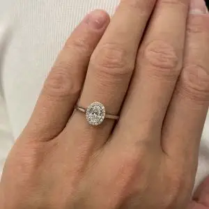 Anillo de compromiso con halo de diamantes ovalados - Photo 4