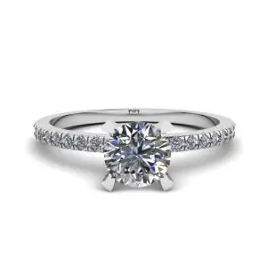 Anillo clásico redondo de diamantes con pavé lateral fino en oro blanco