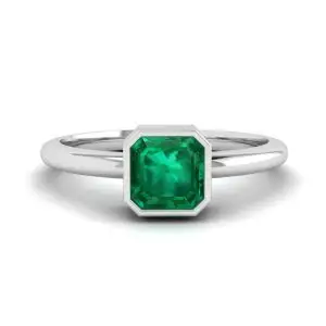 Elegante anillo de esmeralda cuadrada en oro blanco de 18 quilates