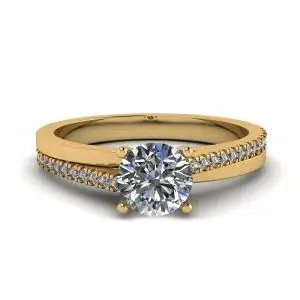 Anillo de compromiso con pavé lateral asimétrico en oro amarillo