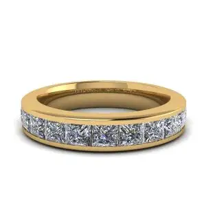 Anillo de eternidad con diamantes de talla princesa en oro amarillo