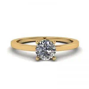 Anillo sencillo de oro amarillo de 18 quilates con solitario de diamante redondo