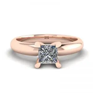 Anillo de oro rosa con diamante talla princesa