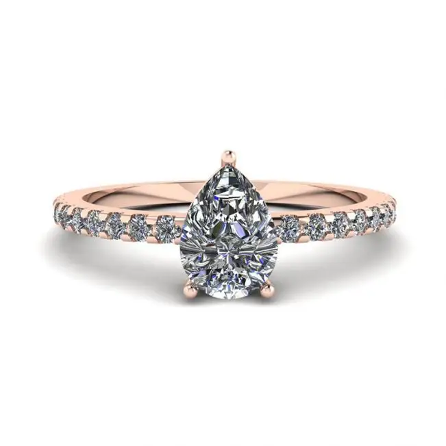 Anillo de pera con diamantes y pavé lateral en oro rosa