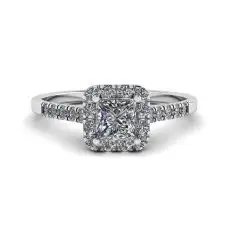 Anillo de diamantes de talla princesa Halo