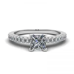 Anillo de diamantes de talla princesa en V con pavé lateral