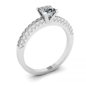 Anillo de diamantes de talla princesa en V con pavé lateral - Photo 3