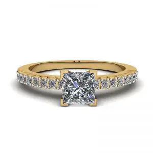 Anillo de diamantes talla princesa en V con pavé lateral en oro amarillo