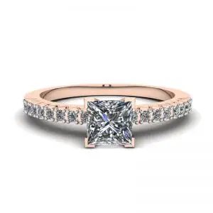 Anillo de diamantes talla princesa en V con pavé lateral en oro rosa