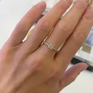 Anillo de diamantes de talla princesa con pavé lateral - Photo 4