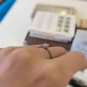 Anillo de diamantes talla princesa con pavé lateral en oro amarillo de 18 quilates - Photo 5
