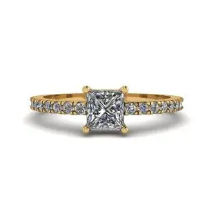 Anillo de diamantes talla princesa con pavé lateral en oro amarillo de 18 quilates