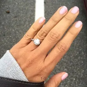 Anillo de oro blanco de 18 quilates con diamante redondo en halo - Photo 2