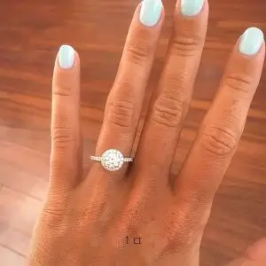 Anillo de oro blanco de 18 quilates con diamante redondo en halo - Photo 1