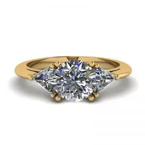 Anillo de tres diamantes en oro amarillo de 18 quilates