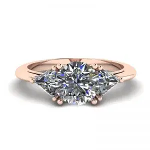 Anillo de tres diamantes en oro rosa de 18 quilates