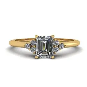 Anillo Diamante Talla Esmeralda con Diamantes Laterales Oro Amarillo