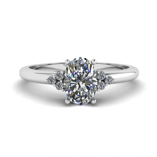 Anillo de diamante ovalado con 3 diamantes laterales