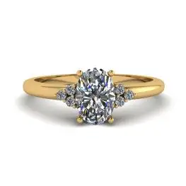 Anillo de diamantes ovalados con 3 diamantes laterales en oro amarillo
