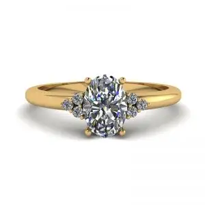 Anillo de diamantes ovalados con 3 diamantes laterales en oro amarillo