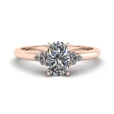 Anillo de diamantes ovalados con 3 diamantes laterales en oro rosa
