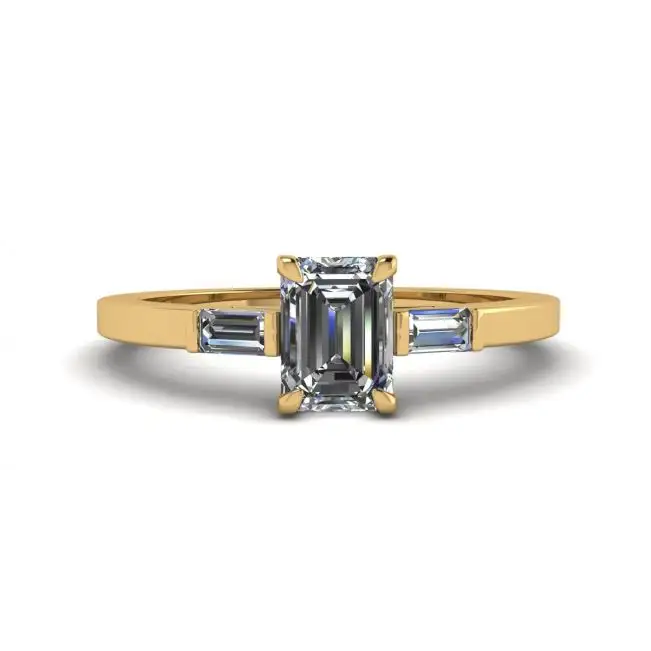 Anillo de diamantes de talla baguette lateral y talla esmeralda en oro amarillo