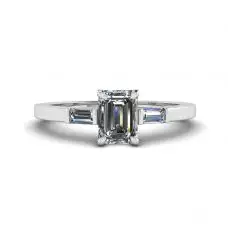 Anillo de diamantes de talla baguette lateral y talla esmeralda