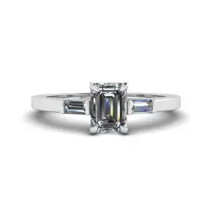 Anillo de diamantes de talla baguette lateral y talla esmeralda