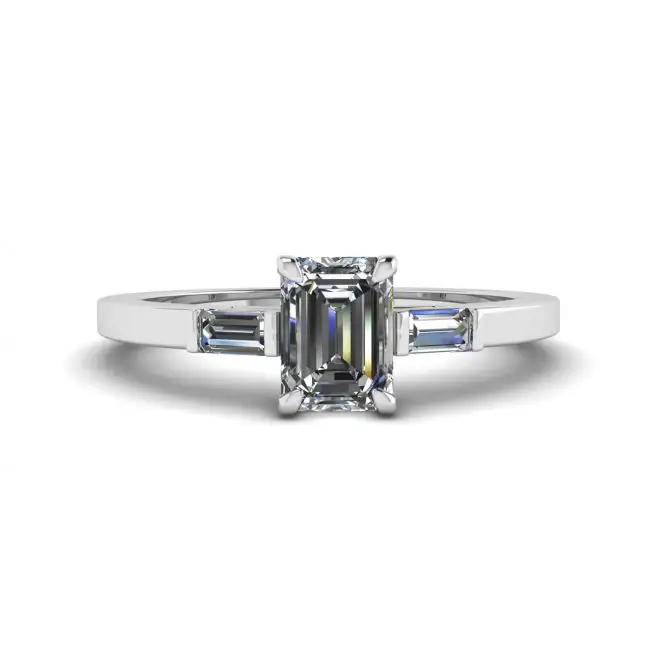 Anillo de diamantes de talla baguette lateral y talla esmeralda