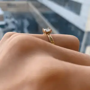 Anillo de oro amarillo de 18 quilates con diamante talla princesa - Photo 4