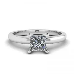 Anillo de diamantes de talla princesa