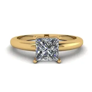 Anillo solitario sencillo de talla princesa en oro amarillo