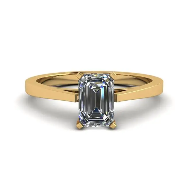 Anillo estilo futurista con diamantes de talla esmeralda en oro amarillo de 18 quilates