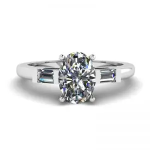 Anillo Baguettes Laterales con Diamantes Ovalados en Oro Blanco