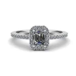 Anillo de diamantes de talla esmeralda con halo