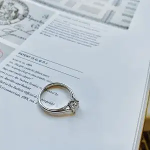 Anillo de diamantes clásico con un diamante - Photo 6