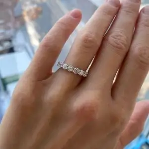 Anillo clásico de siete diamantes redondos en oro amarillo - Photo 4