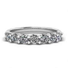 Anillo clásico de siete diamantes redondos en oro blanco