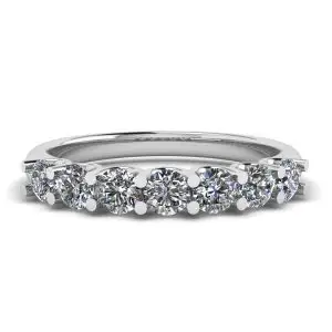 Anillo clásico de siete diamantes redondos en oro blanco