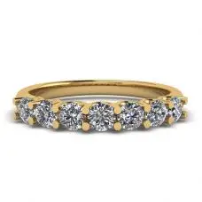 Anillo clásico de siete diamantes redondos en oro amarillo